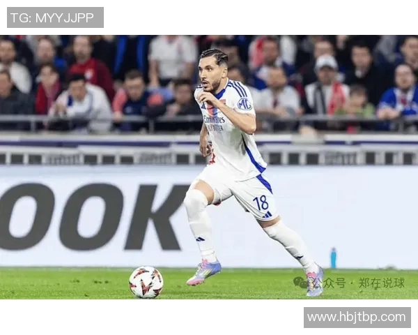 超级足球明星化身普通路人挑战街头足球技艺引发热议与欢笑 超级足球明星化身普通路人挑战街头足球技艺引发热议与欢笑